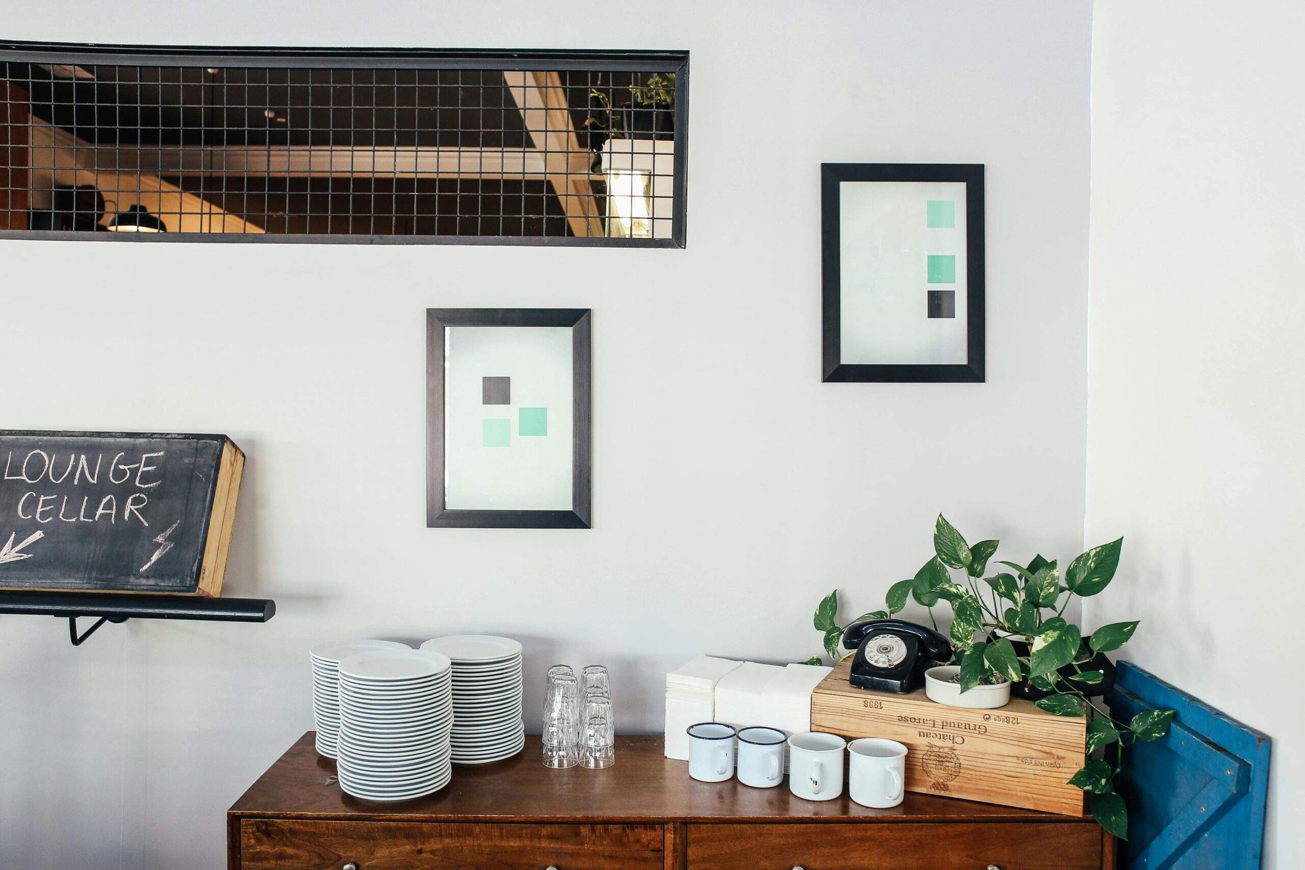 Illustration showing how indoor plants naturally clean air