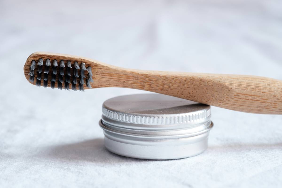 Reusable beauty tools including bamboo brushes and glass jars
